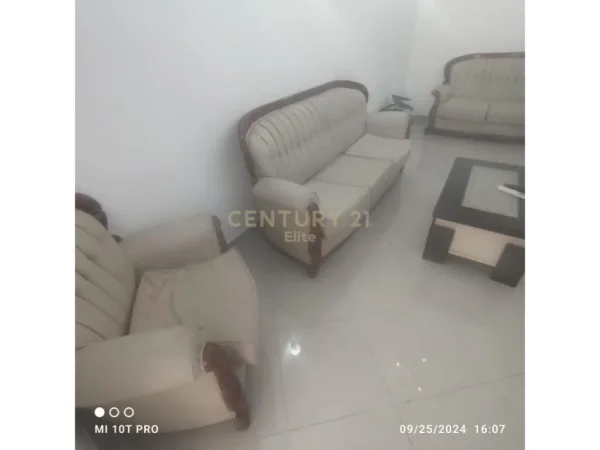 Tirane, jepet me qera apartament 2+1+Aneks+Ballkon Kati 3, 63 m² 650 € (Pallatet Agimi)