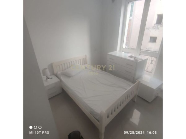 Tirane, jepet me qera apartament 2+1+Aneks+Ballkon Kati 3, 63 m² 650 € (Pallatet Agimi)