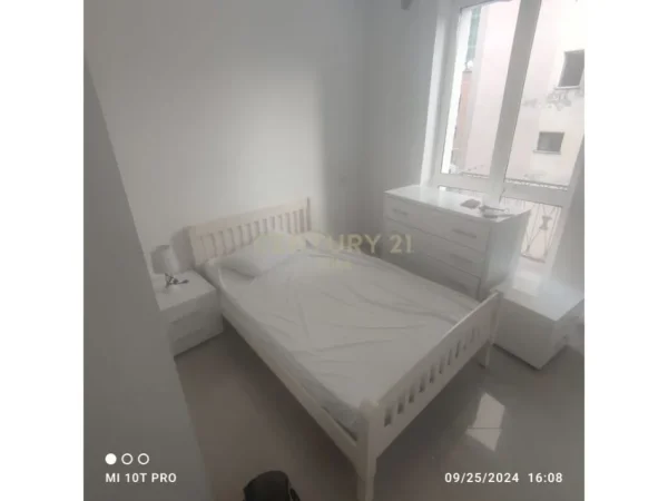 Tirane, jepet me qera apartament 2+1+Aneks+Ballkon Kati 3, 63 m² 650 € (Pallatet Agimi)