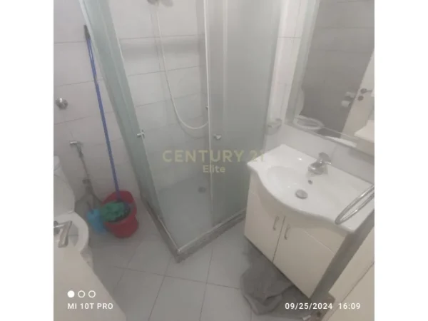 Tirane, jepet me qera apartament 2+1+Aneks+Ballkon Kati 3, 63 m² 650 € (Pallatet Agimi)