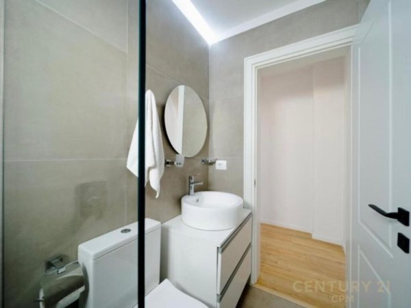 Tirane, jepet me qera apartament 2+1+Aneks+Ballkon Kati 9, 100 m² 1.000 € (Komuna e Parisit)
