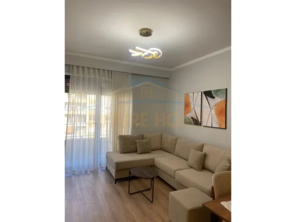 Tirane, jepet me qera apartament 2+1 Kati 4, 94 m² 650 € (Bulevardi i Ri)