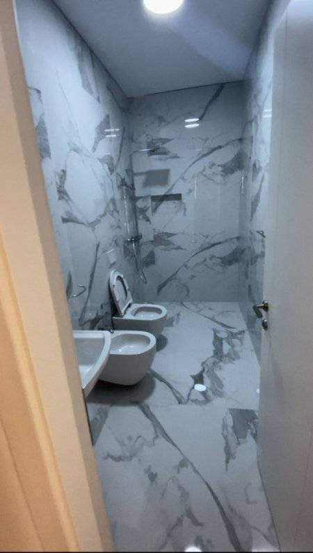 Tirane, jepet me qera apartament 2+1 Kati 1, 98 m² 1.000 € 