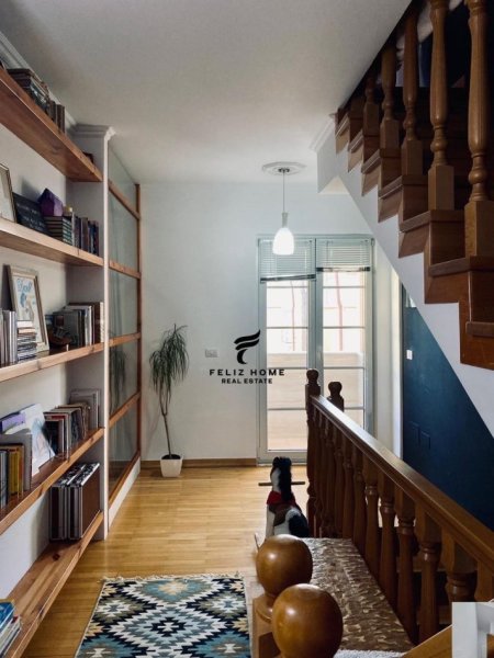 Tirane, jepet me qera apartament 4+1 Kati 3, 180 m² 1.200 € (SAUK)