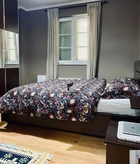 Tirane, jepet me qera apartament 4+1 Kati 3, 180 m² 1.200 € (SAUK)