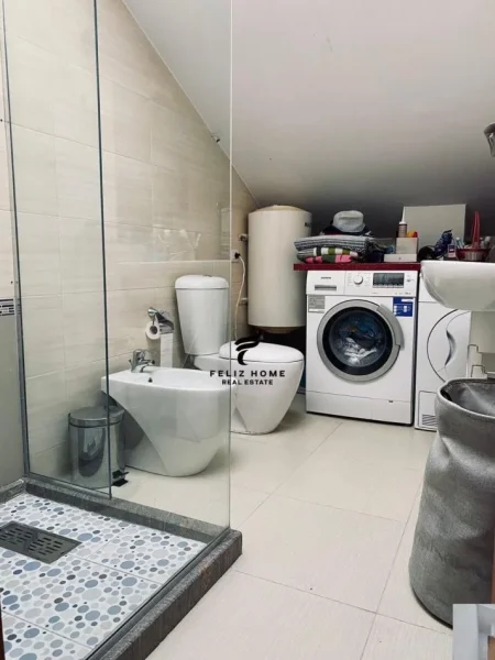 Tirane, jepet me qera apartament 4+1 Kati 3, 180 m² 1.200 € (SAUK)