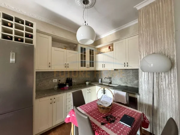 Tirane, shitet apartament 2+1+Ballkon Kati 7, 97 m² 130.000 € (Fresk)