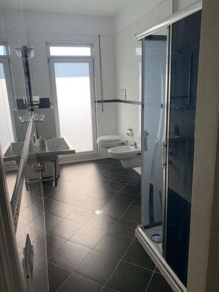 Tirane, jepet me qera apartament 1+1+Aneks+Ballkon Kati 4, 81 m² 800 € (myslym shyri)