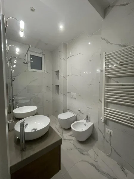 Tirane, jepet me qera apartament 2+1+Ballkon Kati 4, 87 m² 750 € (Porcelan)