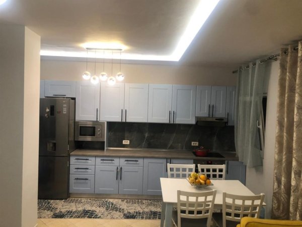 Tirane, jepet me qera apartament 2+1 Kati 4, 100 m² 651 € (Komuna Parisit)