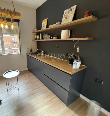 Tirane, jepet me qera zyre Kati 1, 80 m² 550 € (Rruga Bardhyl)