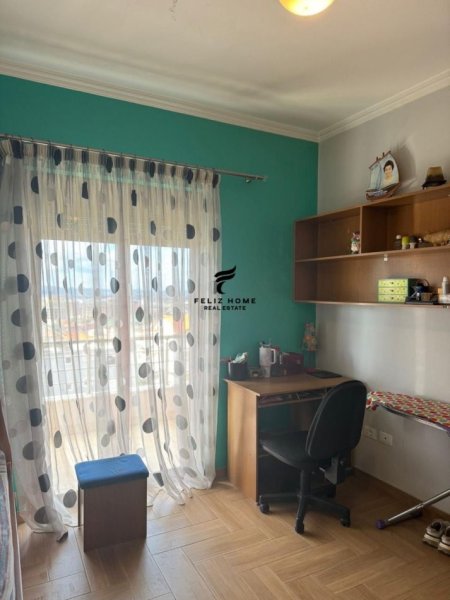 Tirane, jepet me qera apartament 2+1+Ballkon Kati 2, 150 m² 450 € (FRESKU)