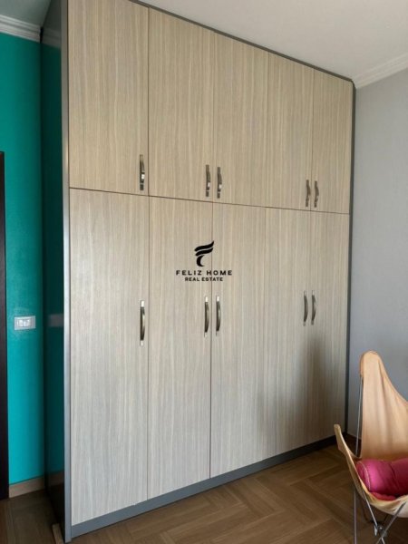 Tirane, jepet me qera apartament 2+1+Ballkon Kati 2, 150 m² 450 € (FRESKU)