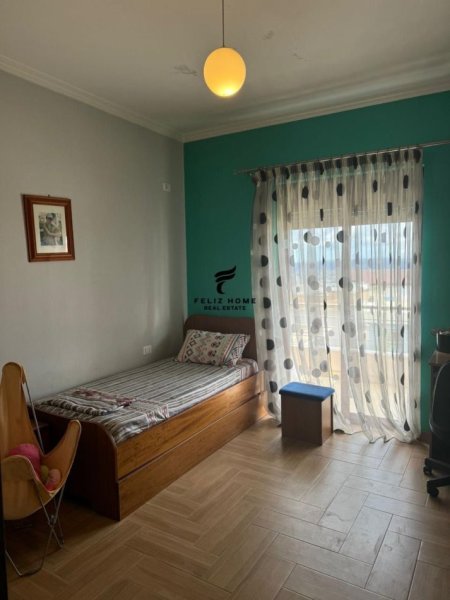 Tirane, jepet me qera apartament 2+1+Ballkon Kati 2, 150 m² 450 € (FRESKU)