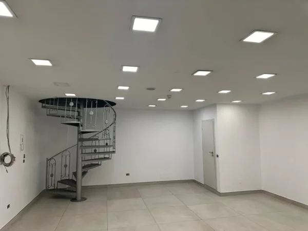 Tirane, jepet me qera ambjent biznesi Kati 0, 232 m² 1.500 € (Laprake)