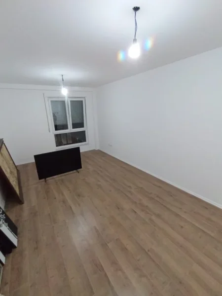 Tirane, jepet me qera ambjent biznesi Kati 1, 40 m² 1.000 € (Myslym Shyri)