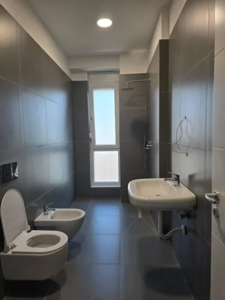 Tirane, jepet me qera apartament 1+1+Ballkon Kati 7, 56 m² 500 € (fusha e aviacionit)