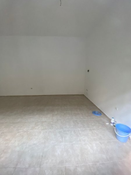 Tirane, shitet dyqan Kati 0, 38 m² 91.000 € (Zogu i Zi)