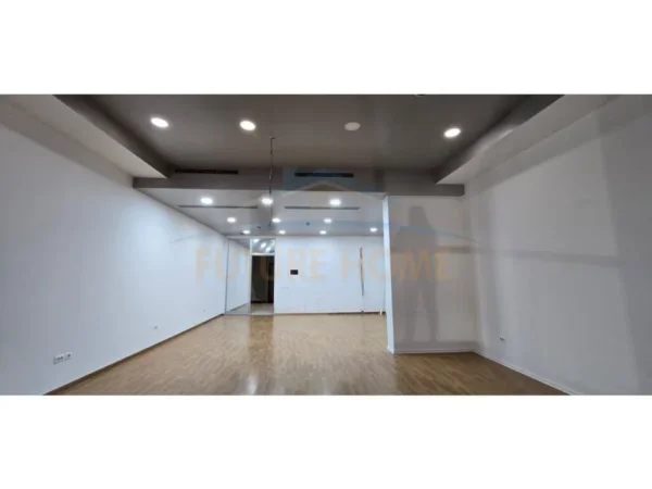 Tirane, jepet me qera zyre Kati 1, 150 m² 2.500 € (MYSLYM SHYRI)