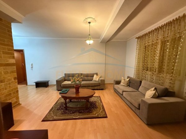 Tirane, jepet me qera apartament 1+1+Aneks Kati 5, 70 m² 400 € 