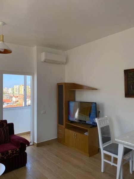 Tirane, jepet me qera apartament 1+1 Kati 5, 61 m² 520 € (Prane Drejtorise se Higjenes)