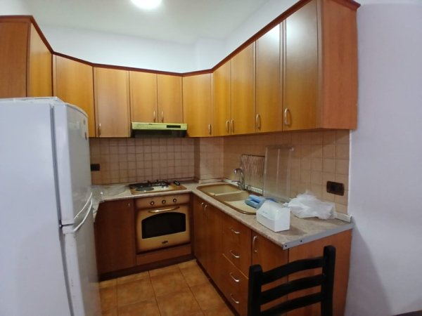 Tirane, jepet me qera apartament 1+1+Ballkon Kati 3, 70 m² 500 € (rruga Vllazem Huta)
