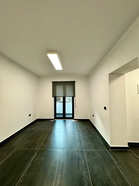 Tirane, jepet me qera zyre Kati 0, 65 m² 700 € (Gjike Kuqali)