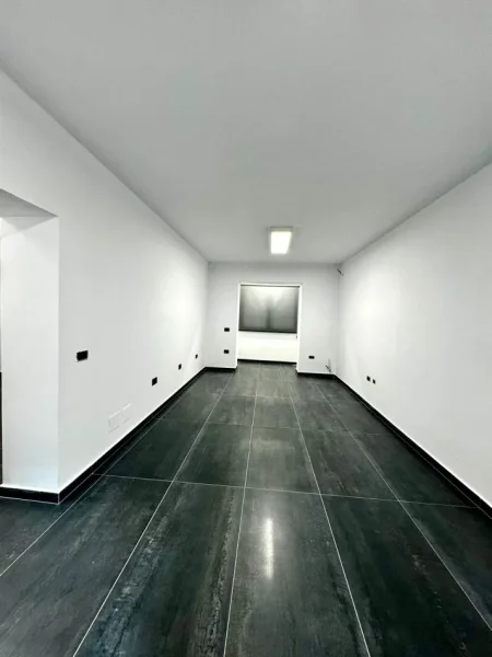 Tirane, jepet me qera zyre Kati 0, 65 m² 700 € (Gjike Kuqali)