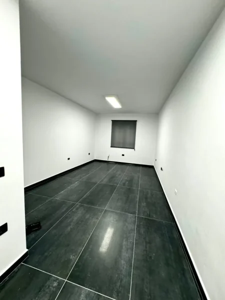 Tirane, jepet me qera zyre Kati 0, 65 m² 700 € (Gjike Kuqali)