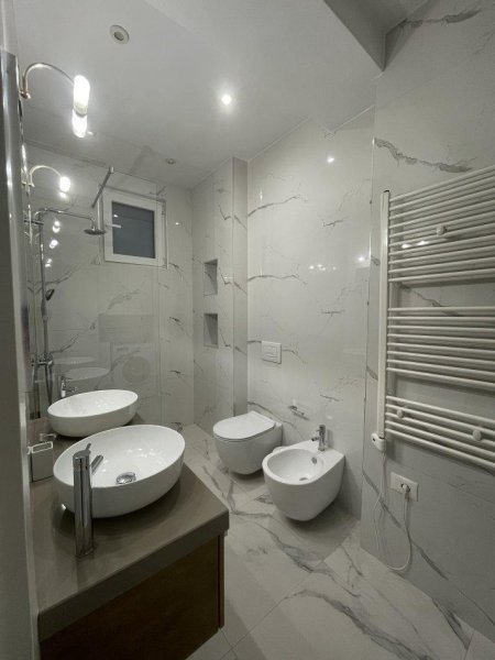 Tirane, jepet me qera apartament 2+1+Ballkon Kati 3, 83 m² 750 € (rruga Arkitekt Kasemi)