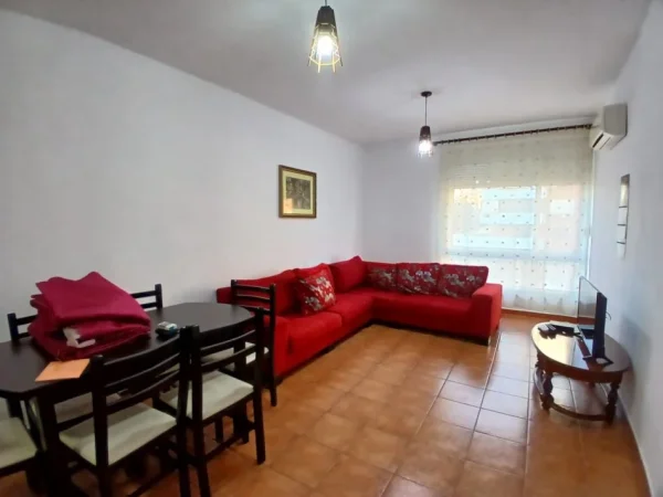 Tirane, jepet me qera apartament 1+1+Ballkon Kati 3, 63 m² 481 € (Pazari i ri , prane zyrave te punes)
