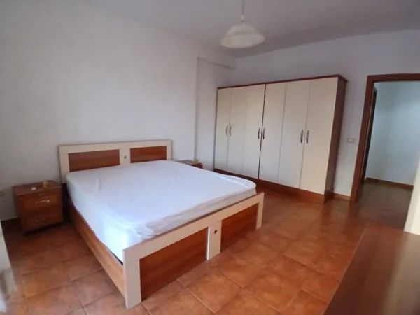 Tirane, jepet me qera apartament 1+1+Ballkon Kati 3, 63 m² 481 € (Pazari i ri , prane zyrave te punes)