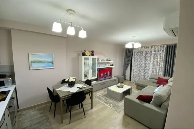 Tirane, jepet me qera apartament 2+1 , 75 m² 650 € (21 Dhjetori)