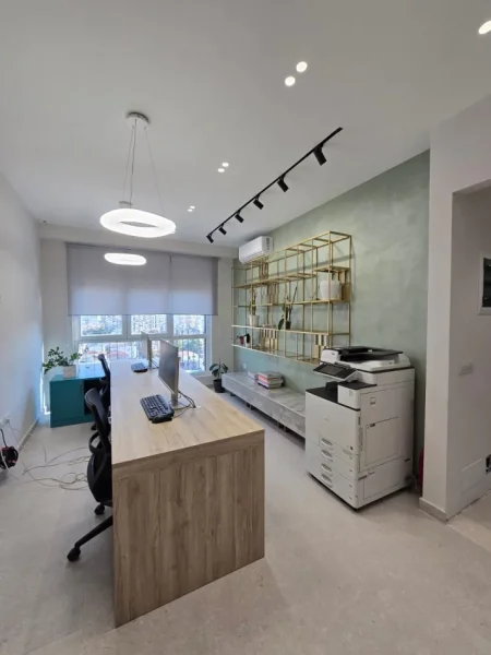 Tirane, jepet me qera zyre Kati 8, 55 m² 500 € (Fusha e Aviacionit,Rruga Grigor Gjirokastriti)