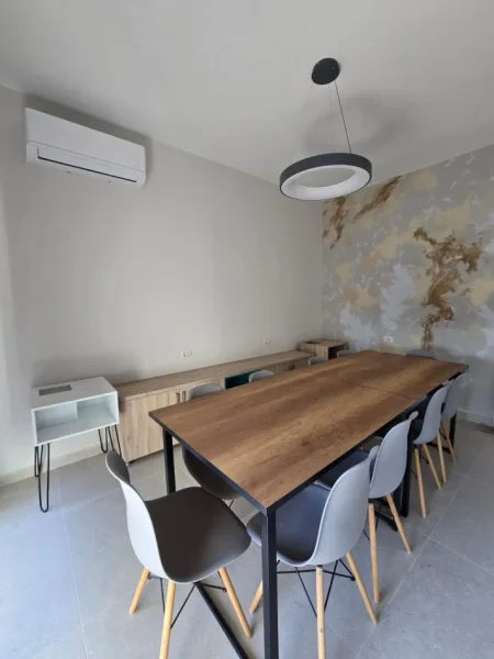 Tirane, jepet me qera zyre Kati 8, 55 m² 500 € (Fusha e Aviacionit,Rruga Grigor Gjirokastriti)