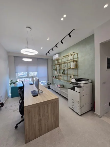 Tirane, jepet me qera zyre Kati 8, 55 m² 500 € (FUSHA E AVIACIONIT)