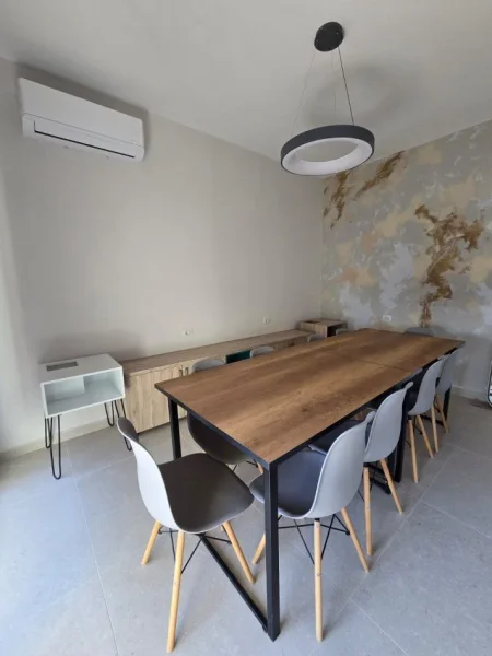 Tirane, jepet me qera zyre Kati 8, 55 m² 500 € (FUSHA E AVIACIONIT)