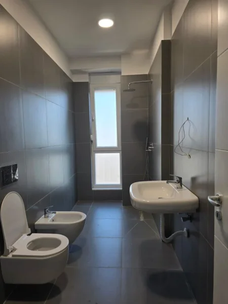 Tirane, jepet me qera zyre Kati 8, 55 m² 500 € (FUSHA E AVIACIONIT)