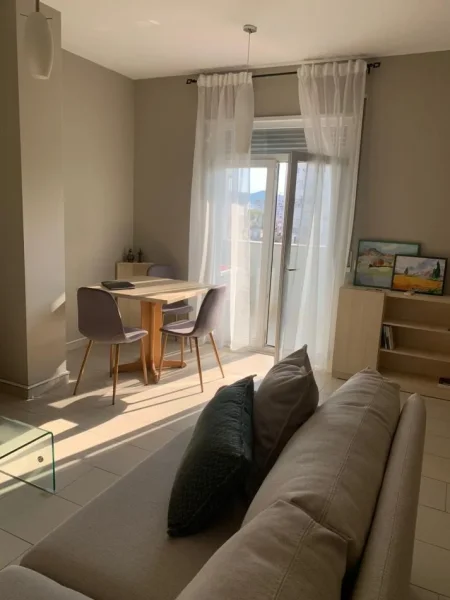 Tirane, jepet me qera apartament Kati 5, 80 m² 800 € (Rruga Mujo Ulqinaku)