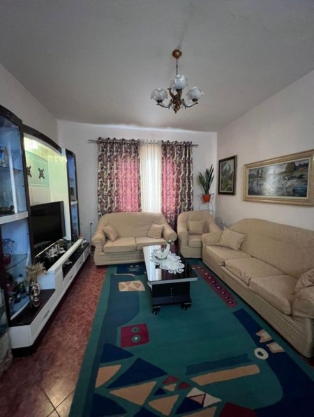 Tirane, jepet me qera apartament 2+1+Ballkon Kati 1, 120 m² 500 € (Laprake)