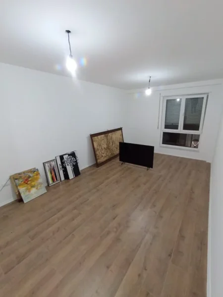 Tirane, jepet me qera zyre Kati 1, 40 m² 1.000 € (Rruga Islam Alla)