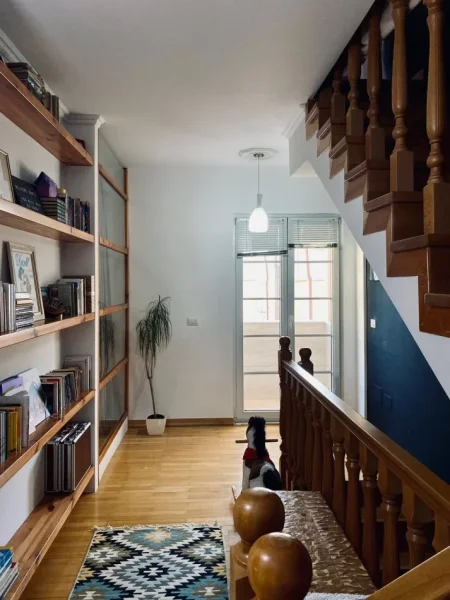 Tirane, jepet me qera Vile 4+1+Aneks+Ballkon Kati 3, 180 m² 1.200 € (SAUK)