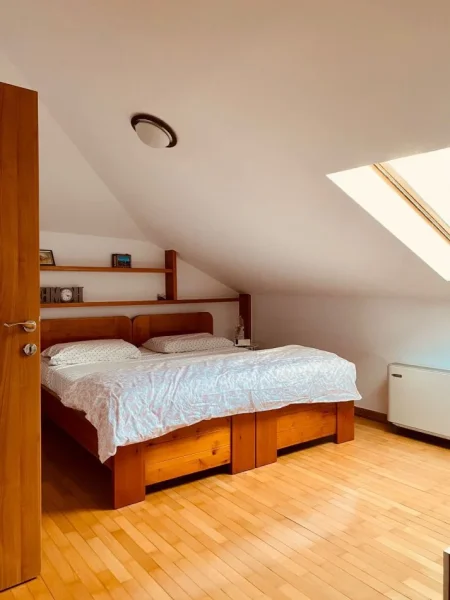 Tirane, jepet me qera Vile 4+1+Aneks+Ballkon Kati 3, 180 m² 1.200 € (SAUK)