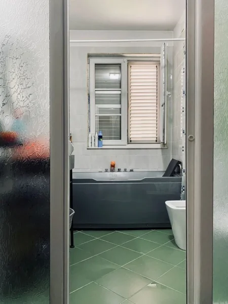 Tirane, jepet me qera Vile 4+1+Aneks+Ballkon Kati 3, 180 m² 1.200 € (SAUK)