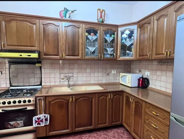 Tirane, jepet me qera apartament 2+1+Aneks+Ballkon Kati 1, 120 m² 460 € (Spitali Ushtarak)