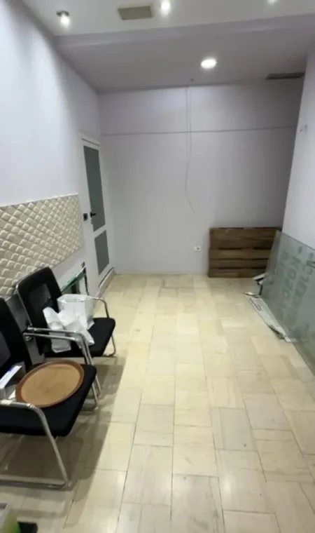 JEPET ME QERA AMBJENT KOMERCIAL BUZE RRUGE NE QENDER TE TIRANES