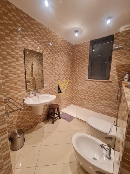 Tirane, jepet me qera apartament 1+1+Ballkon Kati 7, 66 m² 700 € (BLLOKU)