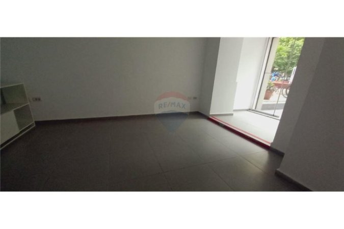 Tirane, shitet dyqan Kati 0, 36 m² 90.000 € (Shallvaret)