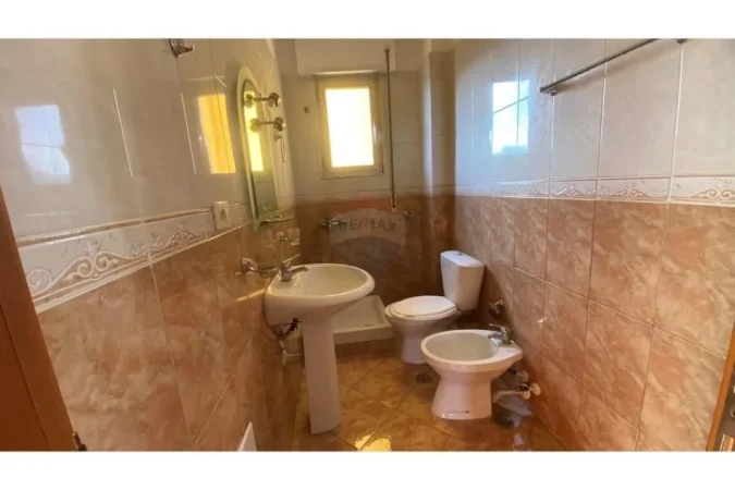 Tirane, jepet me qera 2+1+Ballkon Kati 7, 110 m² 450 € (Rruga e Dibrës - Selvia, Shqipëri)