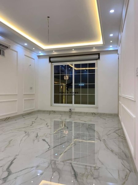 Tirane, jepet me qera dyqan Kati 0, 40 m² 450 € (LAPRAKE)